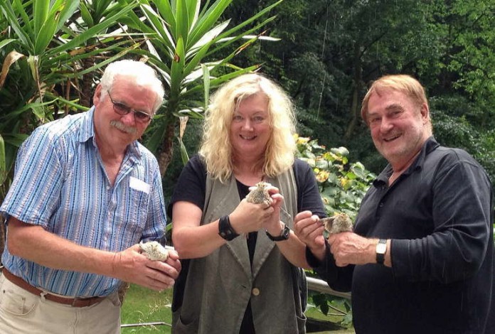 von links nach rechts: Karl Aulenbacher, 2. Vorsitzender des Vereins für Vogelschutz und Vogelpflege, Karin Decker und Gerhard Konrad